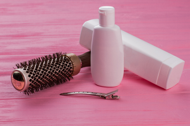Προϊόντα περιποίησης μαλλιών σε ροζ φόντο. - Φωτογραφία, εικόνα