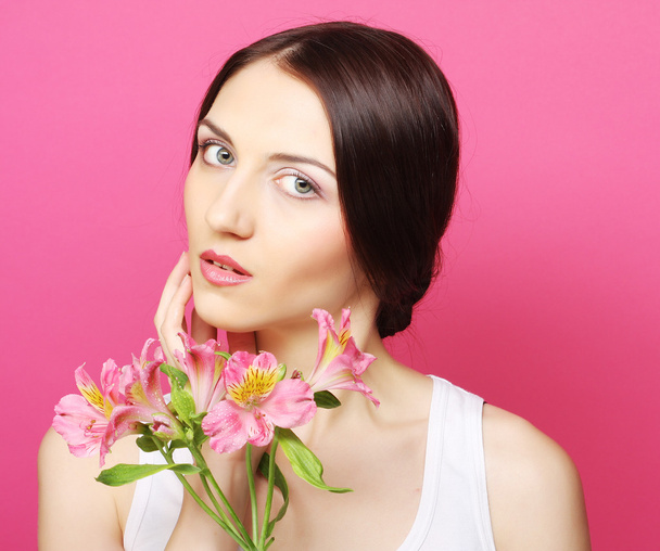Brunette woman with flowers - Foto, imagen