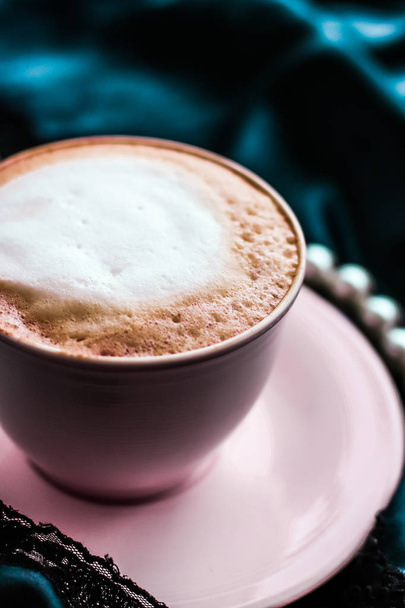 Tasse Cappuccino zum Frühstück mit Schmuck aus Satin und Perlen  - Foto, Bild