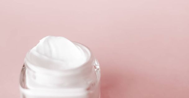 Gezicht crème moisturizer pot op beige achtergrond, hydraterende ski - Foto, afbeelding