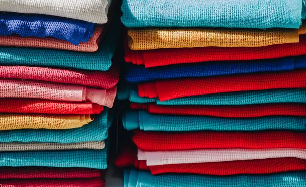Têxteis de tecido de fabricação multicolorido em pilha
 - Foto, Imagem