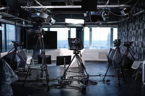 modernes Videoaufnahmestudio mit professionellen Kameras - Foto, Bild