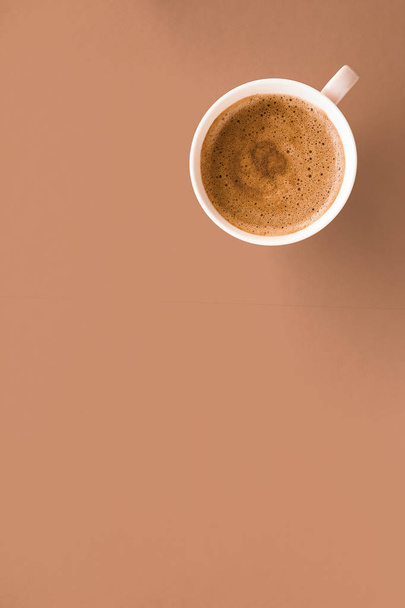 Tasse heißen Kaffee als Frühstücksgetränk, flache Tassen auf beigem Rücken - Foto, Bild