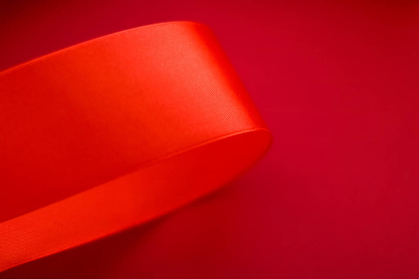 Abstraktní kudrnaté hedvábné stuhy na červeném pozadí, exkluzivní luxus b - Fotografie, Obrázek