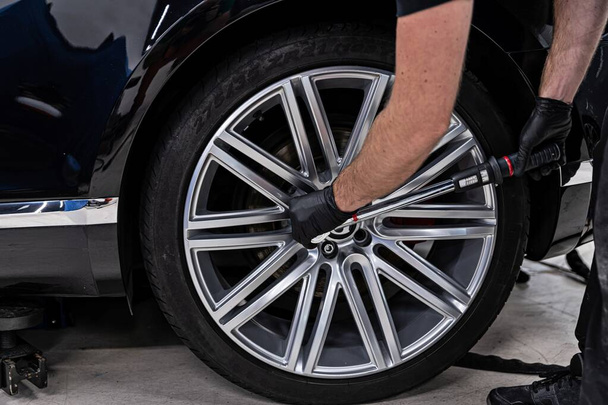 Car mechanic changing car wheel and tire - Photo, Image