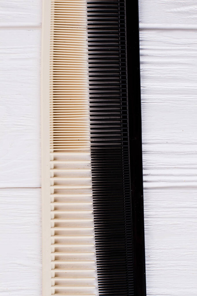 zwei verschiedene Haarkämme aus Kunststoff, Ansicht von oben. - Foto, Bild