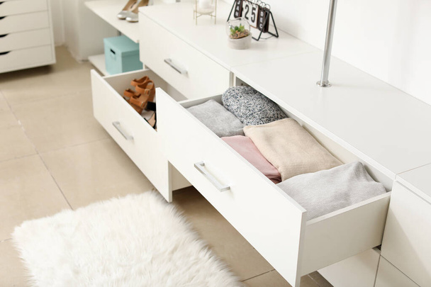 Schubladen mit sauberer Kleidung in der Garderobe - Foto, Bild