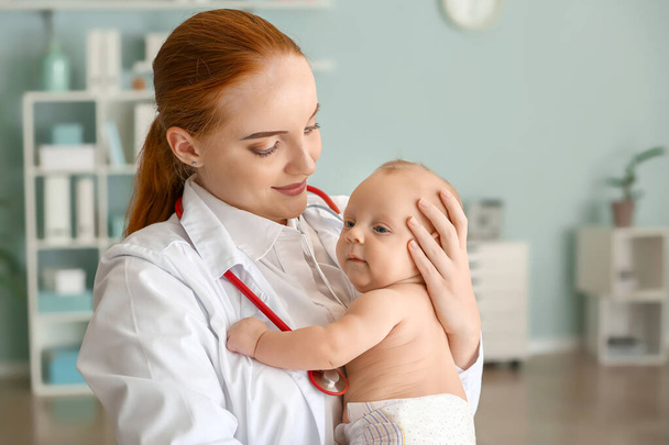 Pediatra con bambino carino in clinica
 - Foto, immagini