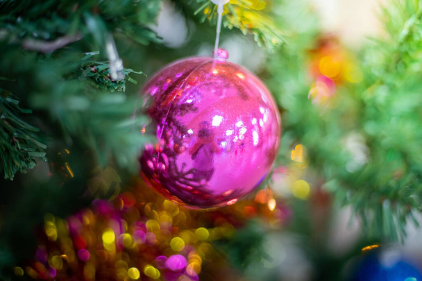 Primo piano di un albero di Natale decorato
. - Foto, immagini