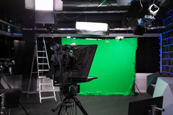 Μοντέρνο στούντιο βιντεοσκόπησης με επαγγελματικό εξοπλισμό, εστιάστε στην κάμερα - Φωτογραφία, εικόνα