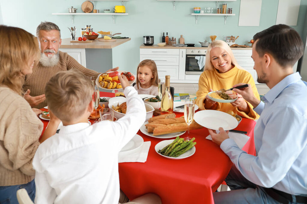 Velká rodina večeří doma - Fotografie, Obrázek