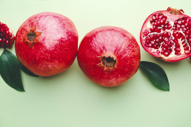 Kypsät maukkaat granaattiomenat väritaustalla
 - Valokuva, kuva