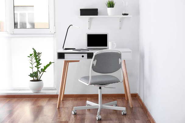 Moderni tyylikäs työpaikka kannettava tietokone toimistossa
 - Valokuva, kuva