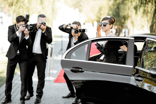 Fotoreporters fotograferen actrice ariving op de prijsuitreiking - Foto, afbeelding