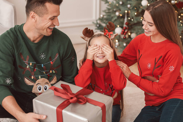 Pais dando presente de Natal para sua filha em casa
 - Foto, Imagem