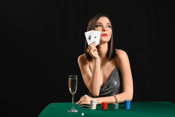 Female poker player at table in casino - Foto, afbeelding