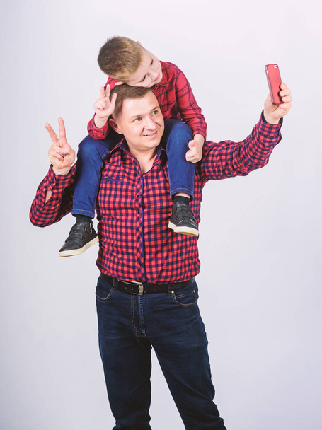 小児。子育て。お父さんと面白い自分撮り。一緒に幸せな家族。赤いチェッカーのシャツを着た父と息子。父の日。一緒に時間を楽しんでお父さんと小さな男の子。成功を達成する - 写真・画像
