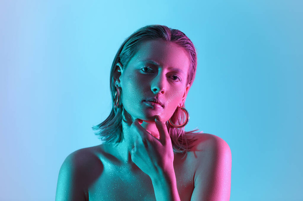 Retrato tonificado de mujer hermosa con maquillaje creativo sobre fondo de color
 - Foto, Imagen