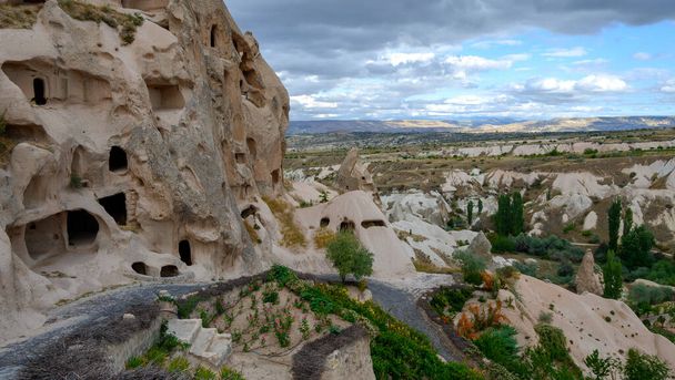 カッパドキアのアンリアル世界。カラフルなピジョン渓谷。ウチザール村は、トルコ、アジアのカッパドキア地方のネヴシェヒル州に位置しています。旅のコンセプト背景 - 写真・画像