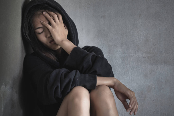 Egyedül és ijesztő ázsiai nő, emberkereskedelem koncepció.Depresszió - Fotó, kép