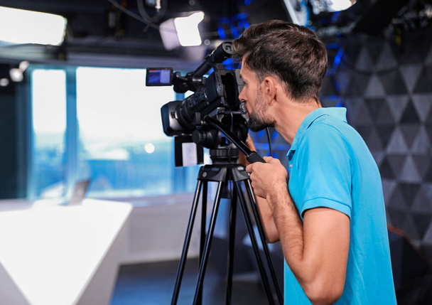 Operador profesional de videocámaras trabajando en estudio
 - Foto, Imagen