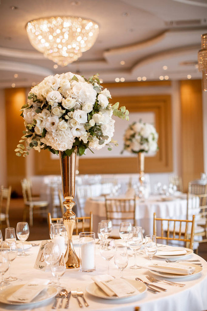Detalhe de mesas de banquete de casamento com decoração de flores
 - Foto, Imagem