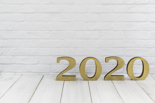 2020 año nuevo en la mesa de madera blanca sobre fondo blanco con policía
 - Foto, imagen