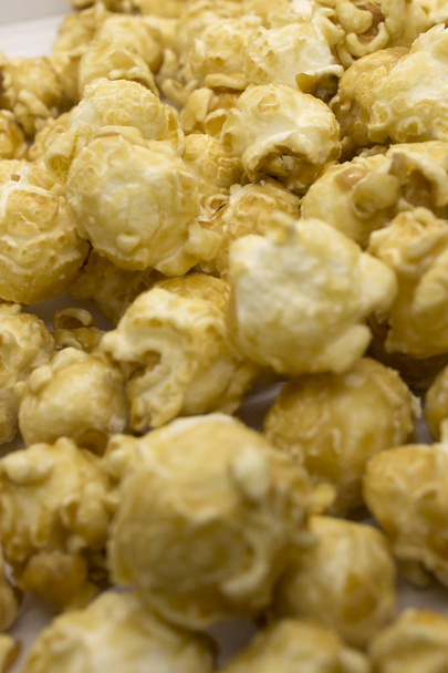 Dies ist ein Foto von süßem Karamell-Popcorn - Foto, Bild