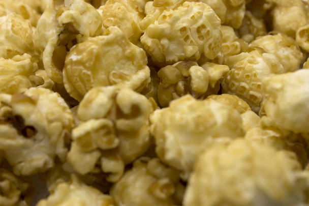 Ez egy fotó édes karamellás popcornról. - Fotó, kép