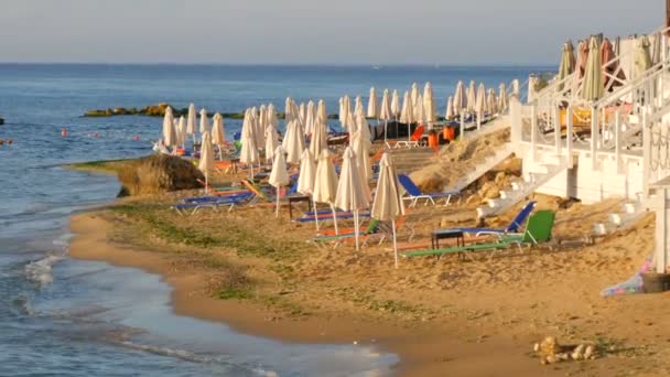 Vacaciones de lujo en el Mar Negro, Bulgaria. Tumbonas vacías multicolores o tumbonas y sombrillas plegadas en la playa del resort
 - Metraje, vídeo