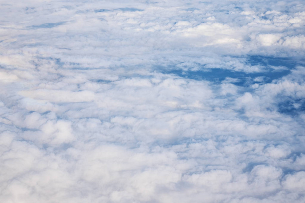 Modrá zatažená obloha, výhled z okna letadla. Letecký pohled na c - Fotografie, Obrázek