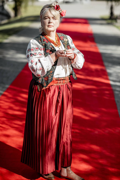 Vrouw in Oekraïense nationale jurk op de rode loper - Foto, afbeelding