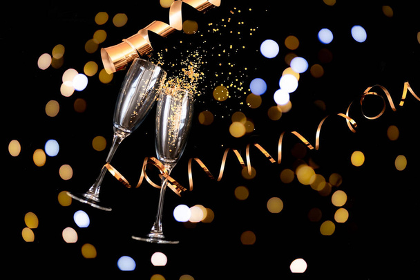Dwa kieliszki szampana ze złotym brokatem - Zdjęcie, obraz