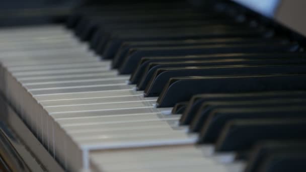 Interessante místico auto-tocando piano. Teclas de piano preto e branco que tocam sozinhas
 - Filmagem, Vídeo
