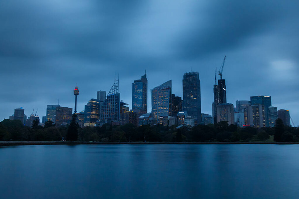 sydney, Australia - Circa 2019 : Downtown Sydney at dusk on a cloudy day. - Foto, Bild