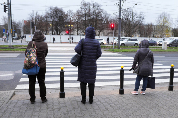 Pedestrian crossing, cold day in the city, autumn at the street intersection ...  - Fotoğraf, Görsel