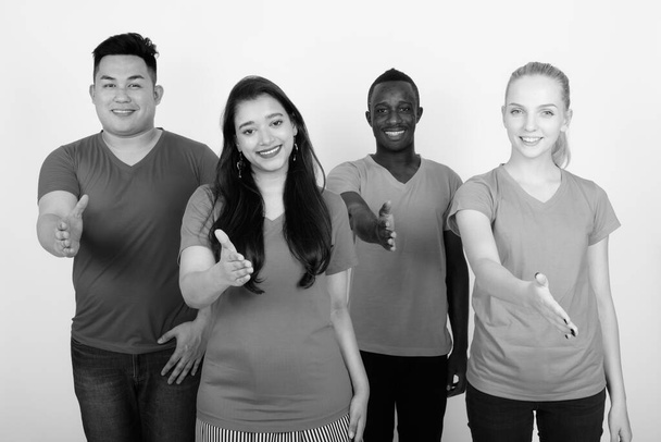 Studioaufnahme einer multiethnischen Freundesgruppe als Diversitätskonzept vor weißem Hintergrund in schwarz-weiß - Foto, Bild