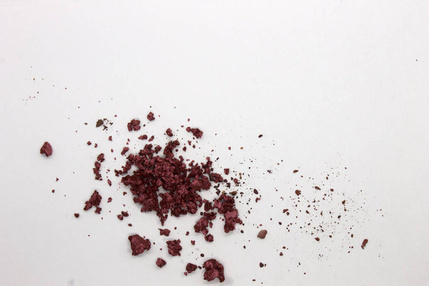 Dies ist ein Foto von einem metallischen weinroten Puder-Lidschatten isoliert auf weißem Hintergrund  - Foto, Bild