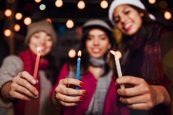 Posada Mexicana, amici messicani con candele che celebrano il Natale in Messico
 - Foto, immagini