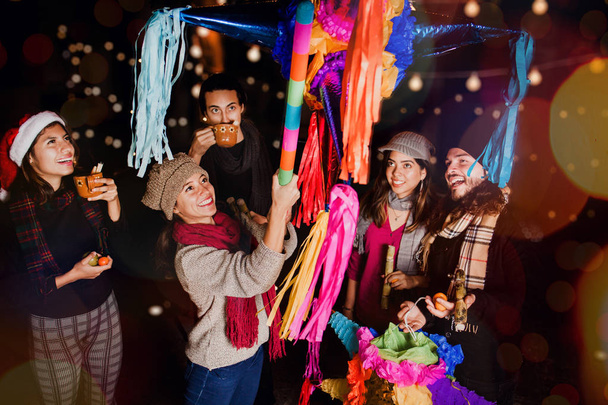 posada Mexicana, mexikanische Menschen brechen eine Piata und feiern eine Posada in Weihnachten Mexiko - Foto, Bild