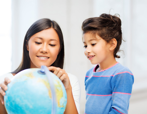Mother and daughter with globe - Foto, Imagen