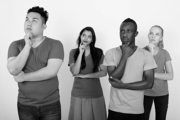 Estudio de grupo multiétnico de amigos juntos como concepto de diversidad contra fondo blanco en blanco y negro
 - Foto, Imagen