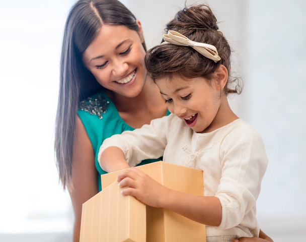 Happy mother and child girl with gift box - Фото, зображення