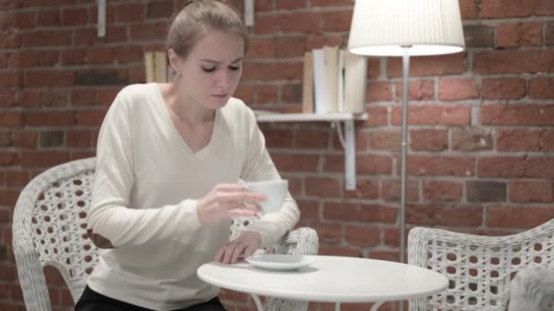 Nuori nainen juo kahvia ja ottaa selkäkipu
 - Materiaali, video