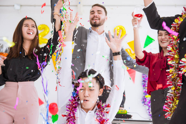 İşletme bürosu patronu ve personeli eğlenceli yeni yıl kutlamalarının tadını çıkarın.. - Fotoğraf, Görsel