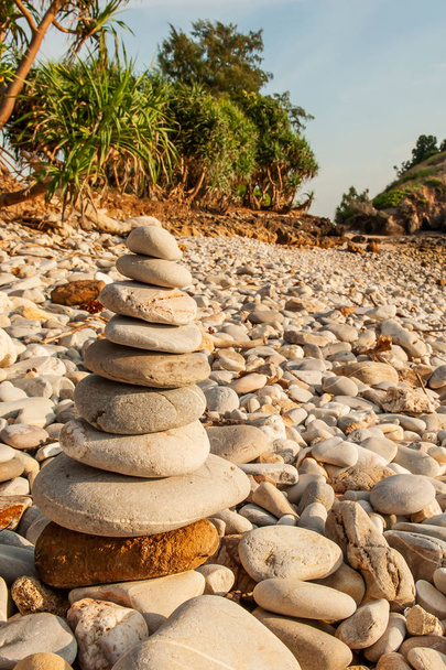 Stenen balans op stenen strand. - Foto, afbeelding