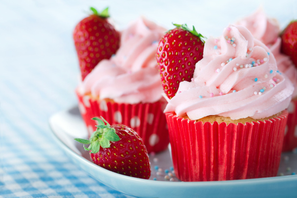 cupcakes με φράουλες και πολύχρωμα ψεκάζει - Φωτογραφία, εικόνα