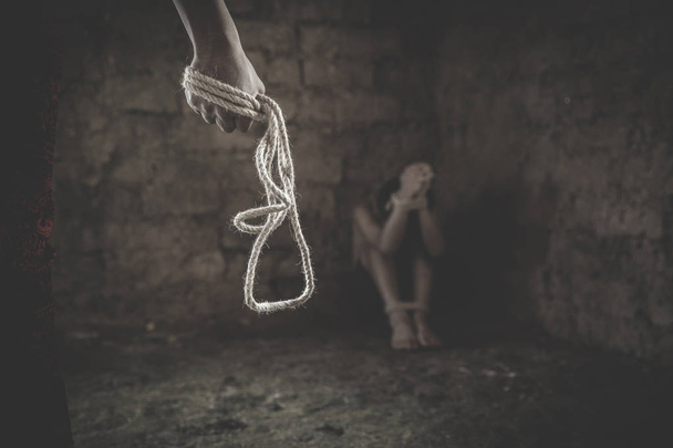 Un hombre de pie y sosteniendo una cadena en su mano, estaba a punto de
 - Foto, Imagen