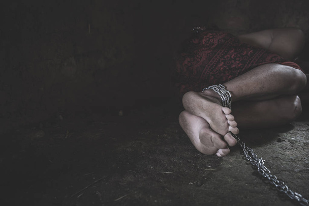 La gente desesperada está en una celda oscura. Tráfico de personas, Stop abu
 - Foto, Imagen