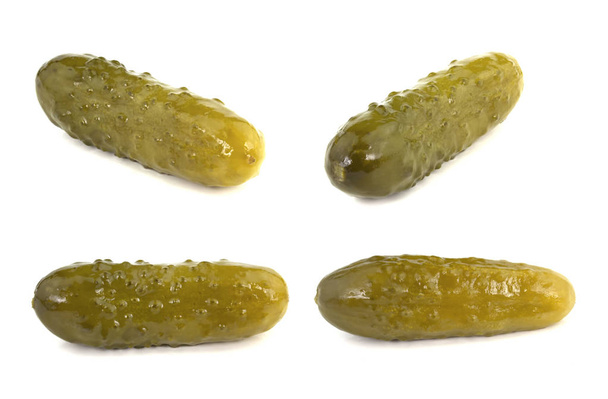 gemarineerde gepekelde komkommers geïsoleerd op witte achtergrond - Foto, afbeelding
